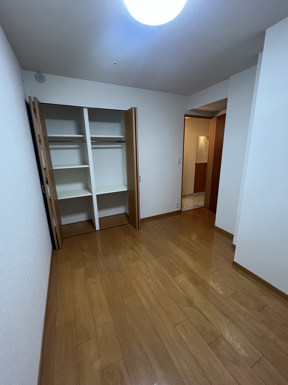 クッションフロア施工前の洋室フローリング