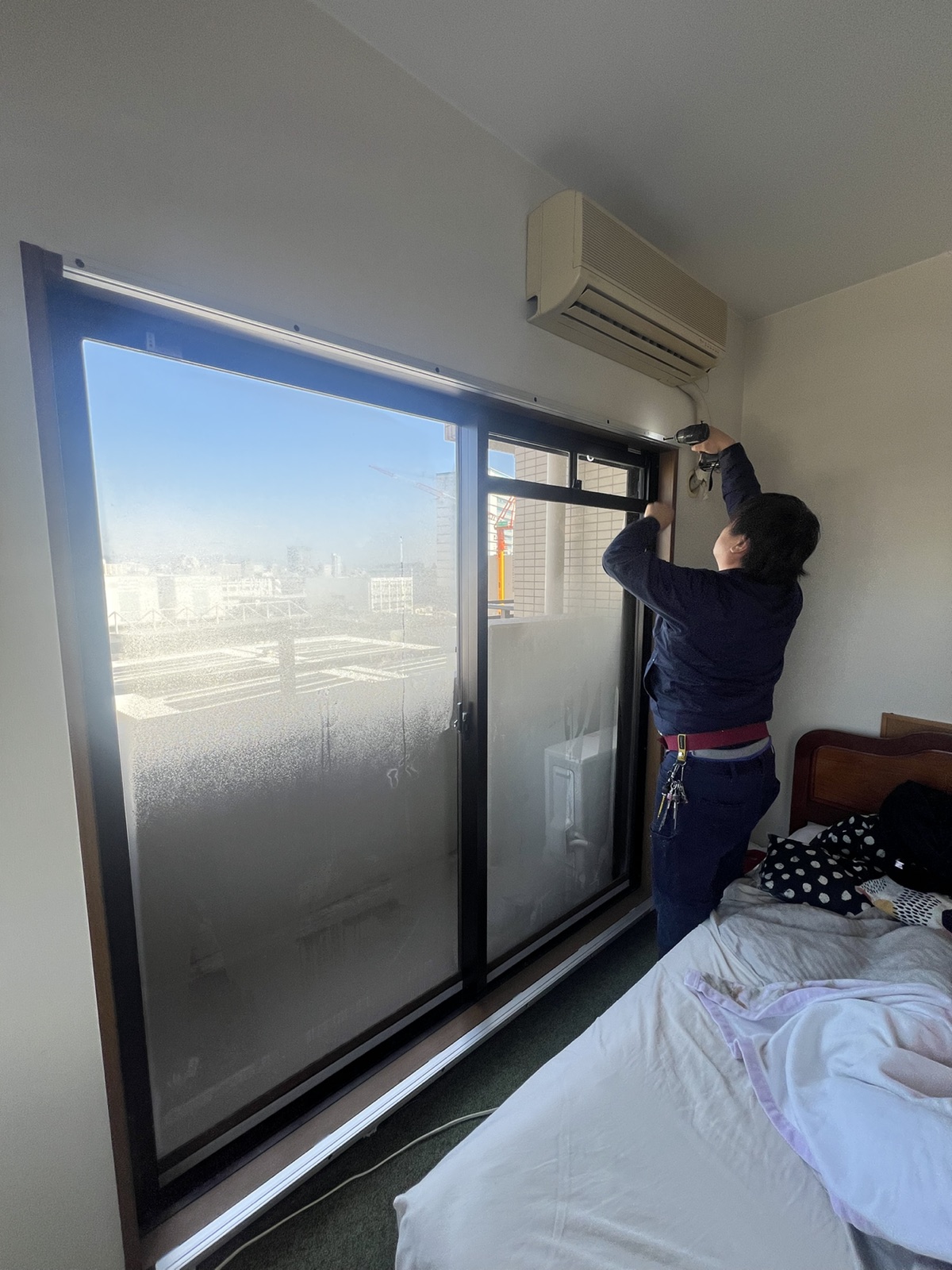 掃き出し窓へ内窓を取り付ける施工風景