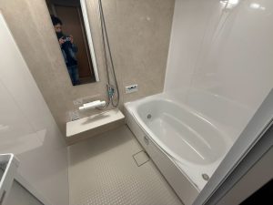 浴室改修工事後の清掃しやすい壁パネルと浴槽を備えたシステムバス