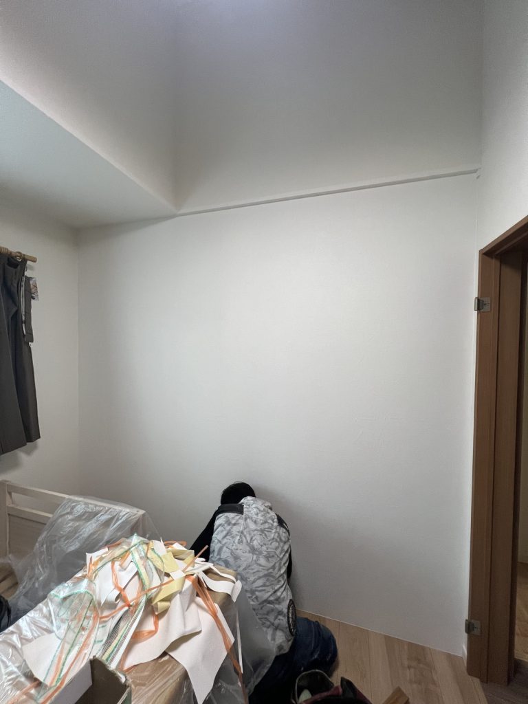 間仕切り壁を新設して独立した子供部屋に仕上げた室内