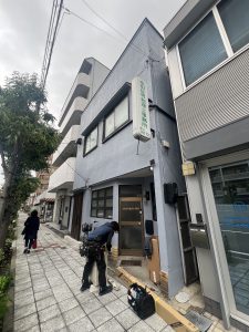 下地補修と再塗装を終え防水性と耐久性を高めた建物正面