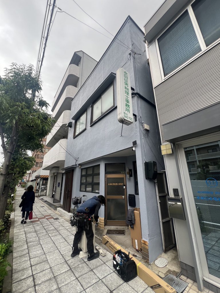 下地補修と再塗装を終え防水性と耐久性を高めた建物正面